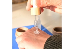 Image Rehydrating waterless moisturizer with a drop of water